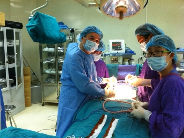 Các bác sĩ Bệnh viện Đại học Y Hà Nội thực hiện ca mổ cho người bệnh.
