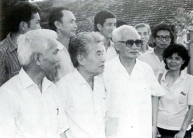 Thủ tướng Phạm Văn Đồng (hàng đầu, thứ ba từ trái sang) thăm Viện Toán học (năm 1986). Ảnh tư liệu