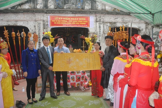 Nhóm Tâm Phát trao sắc phong tặng lại di tích trên địa bàn xã Thành Lộc, huyện Hậu Lộc (Thanh Hóa).