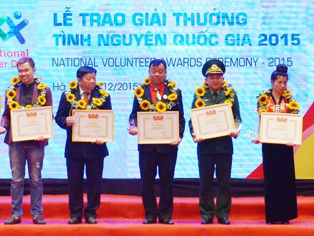 Anh Nguyễn Hữu Thuận (người thứ ba từ trái sang) tại Lễ trao Giải thưởng Tình nguyện quốc gia 2015.