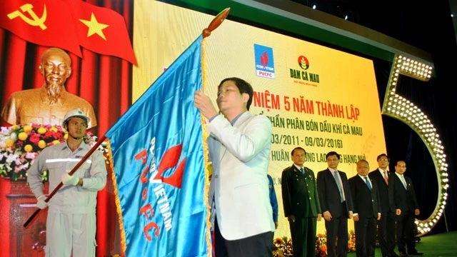 Ông Trần Tuấn Anh, Thứ trưởng Công Thương gắn Huân chương Lao động hạng Nhì lên lá cờ truyền thống của PVCFC.