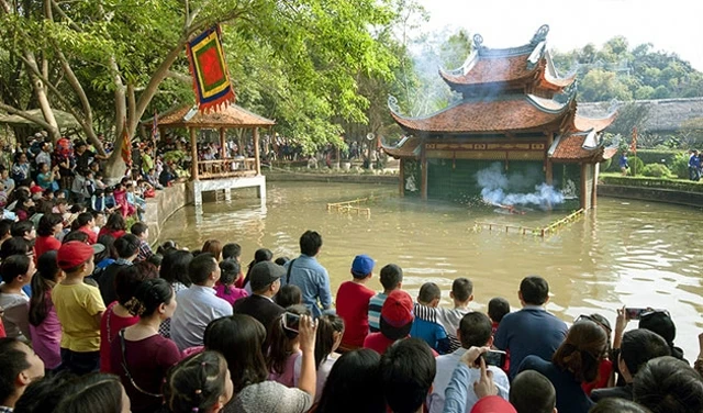 Múa rối nước luôn gắn với khung cảnh thiên nhiên và cuộc sống làng quê Việt Nam.
