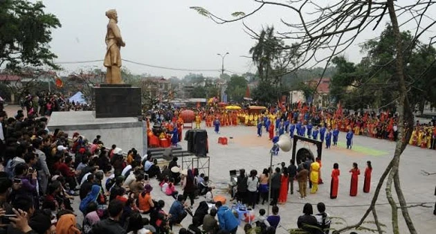 Toàn cảnh buổi lễ dâng hương dưới tượng đài Hoàng Hoa Thám.