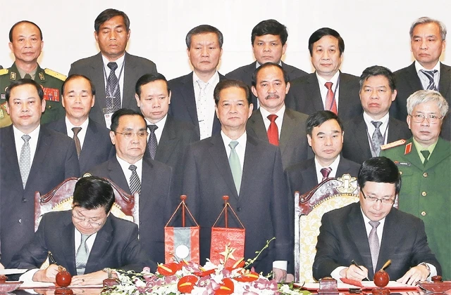 Thủ tướng Nguyễn Tấn Dũng và Thủ tướng Thoong-xỉnh Thăm-mạ-vông chứng kiến ký kết các văn kiện pháp lý tại buổi lễ. Ảnh: THỐNG NHẤT (TTXVN)