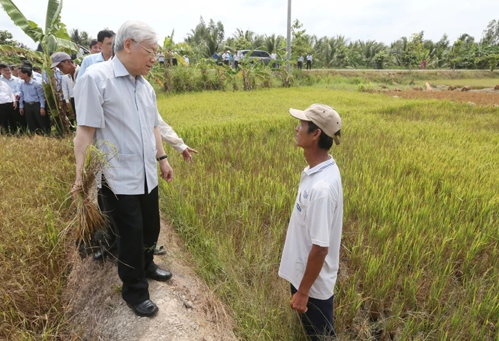 Tổng Bí thư Nguyễn Phú Trọng thăm hỏi nông dân xã Tân Thanh, huyện Giồng Trôm (Bến Tre) về tình hình sản xuất bị thiệt hại do xâm nhập mặn. 