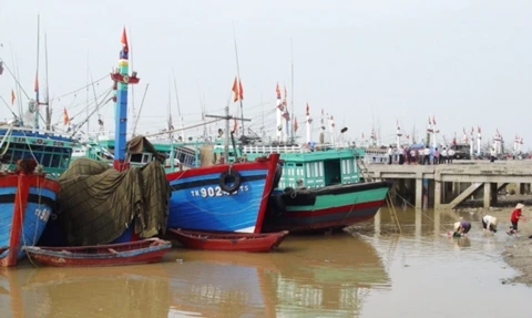Tàu thuyền neo đậu ở cảng cá thuộc phường Quảng Tiến, thị xã Sầm Sơn.