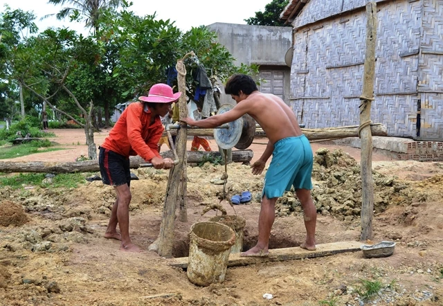 Người dân xã Song An, thị xã An Khê, tỉnh Gia Lai đào giếng lấy nước tưới cho cây trồng. Ảnh: Thục Vy