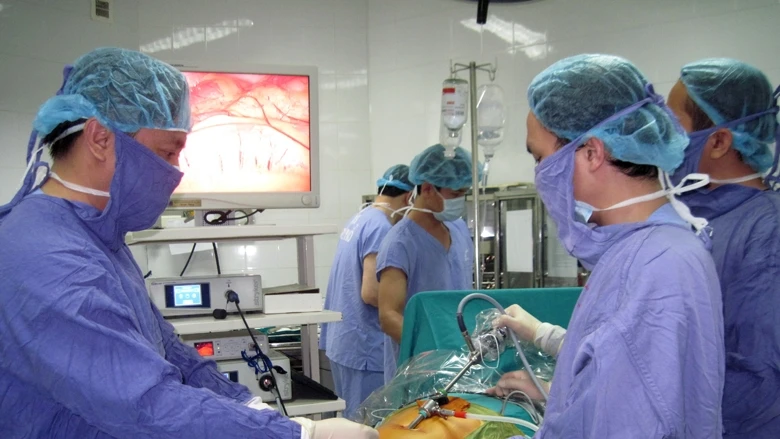 Ca phẫu thuật nội soi, cắt một phần hai đại tràng phải do các bác sĩ Viện Phẫu thuật tiêu hóa (Bệnh viện T.Ư Quân đội 108) thực hiện.