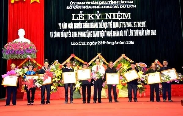 Trao tặng danh hiệu “Nghệ nhân ưu tú” cho các nghệ nhân có thành tích xuất sắc trong công tác bảo tồn, phát huy tinh hoa văn hóa dân tộc ở tỉnh Lào Cai. 