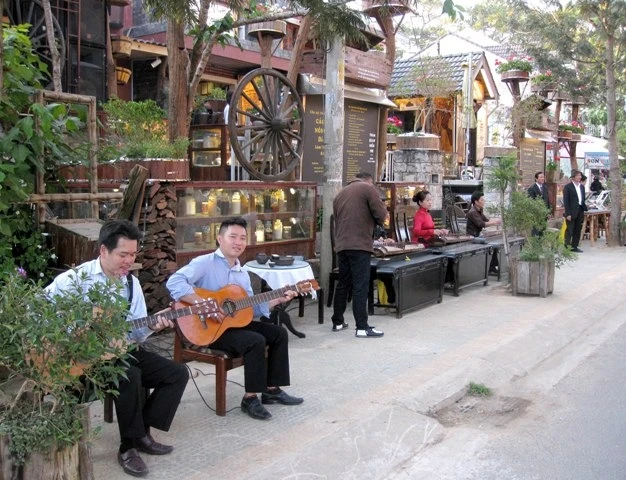 Biểu diễn trong lễ hội âm nhạc đường phố tại Phố Nghệ thuật Yersin Đà Lạt.
