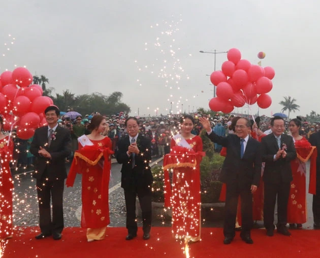 : Chủ tịch Quốc hội Nguyễn Sinh Hùng cắt băng khánh thành cầu Cửa Đại