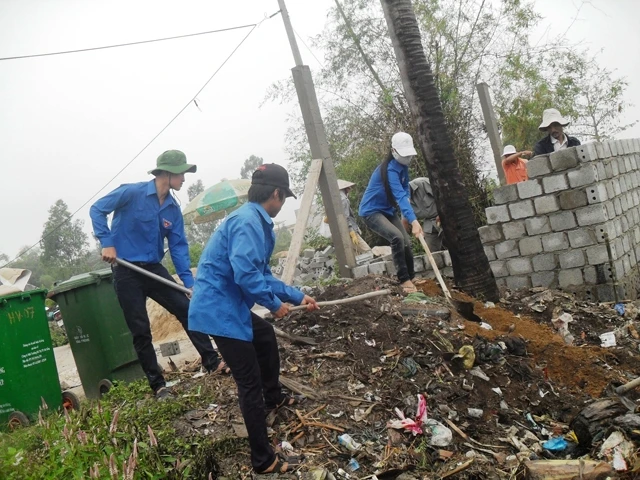 Thanh niên xã Hòa Châu, huyện Hòa Vang (Đà Nẵng) tham gia xây dựng nhà chứa rác.