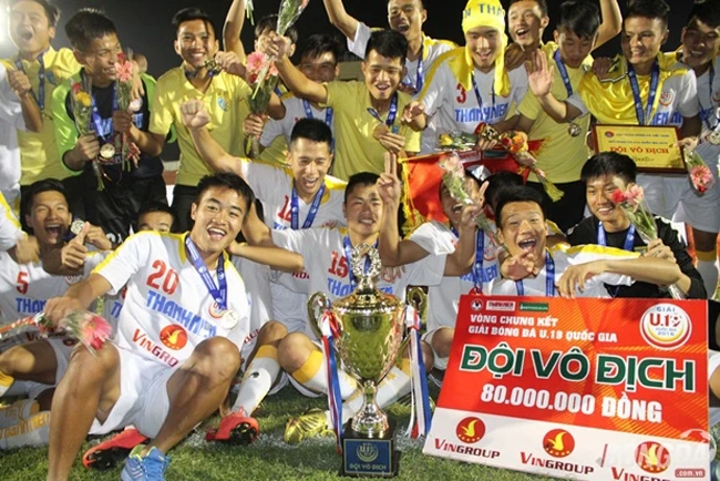 Niềm vui đoạt ngôi vô địch Giải U19 quốc gia 2016 của các cầu thủ U19 Hà Nội T&T. Ảnh: ĐÌNH VIÊN