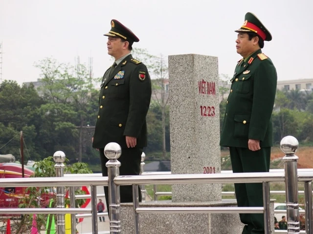 Đại tướng Phùng Quang Thanh, Phó Bí thư Quân ủy Trung ương, Bộ trưởng Quốc phòng Việt Nam và Thượng tướng Thường Vạn Toàn, Ủy viên Quốc vụ, Ủy viên Quân ủy Trung ương, Bộ trưởng Quốc phòng Trung Quốc 