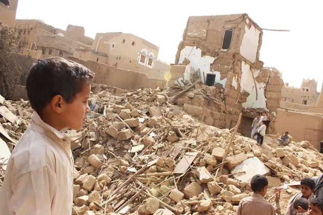 Trẻ em Yemen đứng trên đống đổ nát của một tòa nhà. (Ảnh: UNICEF).
