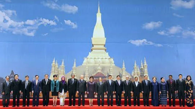 Các Bộ trưởng Tài chính và các Thống đốc, Phó Thống đốc Ngân hàng Trung ương ASEAN chụp hình lưu niệm.
