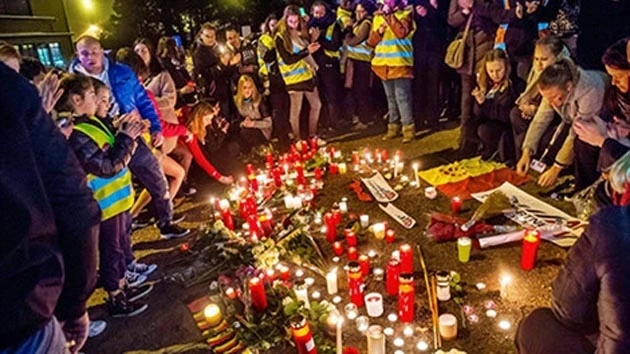 Thắp nến tưởng niệm các nạn nhân trước sân bay Brussels tối 23-3-2016. (Nguồn: Getty Images)