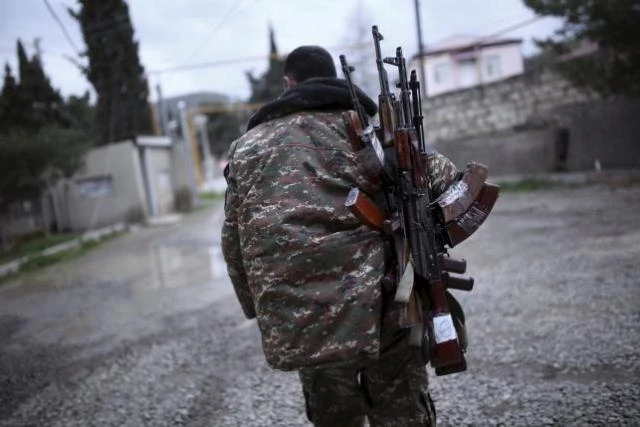 Binh sĩ thuộc lực lượng quân tự vệ của Nagorno-Karabakh mang theo các loại vũ khí. (Ảnh: Reuters)