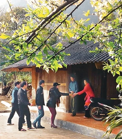 Mùa xuân, lượng du khách đến tham quan bản Sin Suối Hồ lại đông hơn.