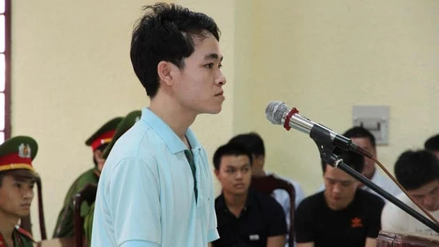 Hồ Chí Bảo trước vành móng ngựa.