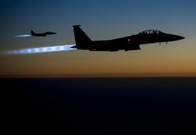 Máy bay chiến đấu của Mỹ bay trên bầu trời miền bắc Iraq sau khi không kích IS tại Syria. (Ảnh: Reuters)
