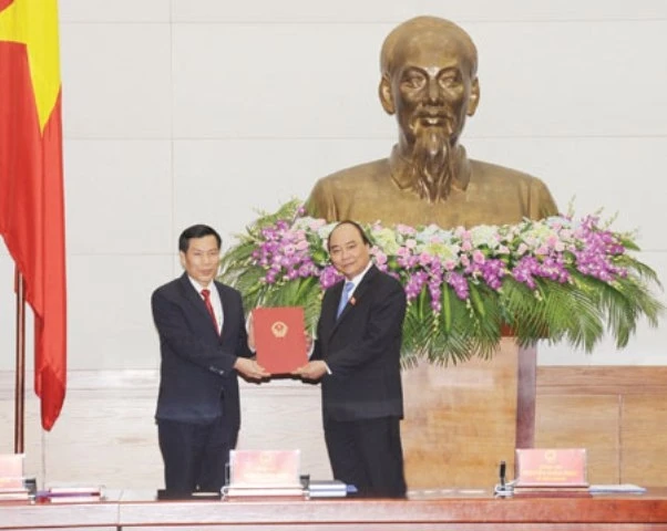 Thừa ủy quyền của Chủ tịch nước, Thủ tướng Nguyễn Xuân Phúc trao Quyết định bổ nhiệm cho Bộ trưởng VHTTDL Nguyễn Ngọc Thiện.