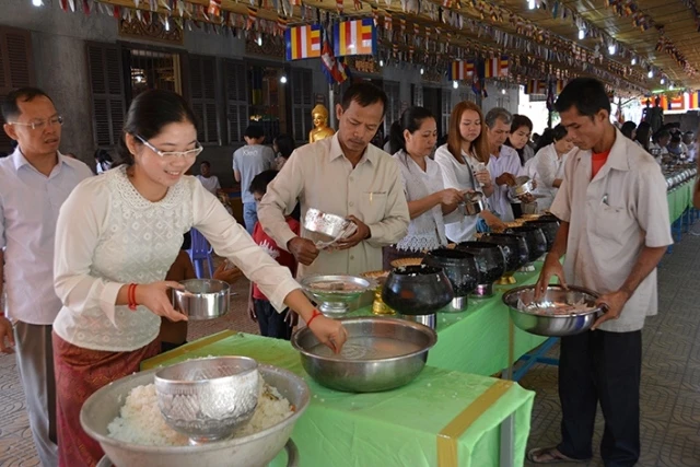 Làm lễ dâng cơm tại chùa Ounalom ở Thủ đô Phnom Penh.
