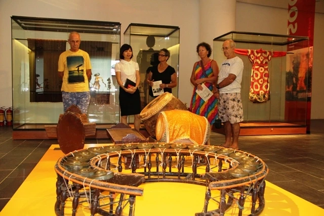 Khách tham quan trong khu trưng bày văn hóa Đông - Nam Á tại Bảo tàng.