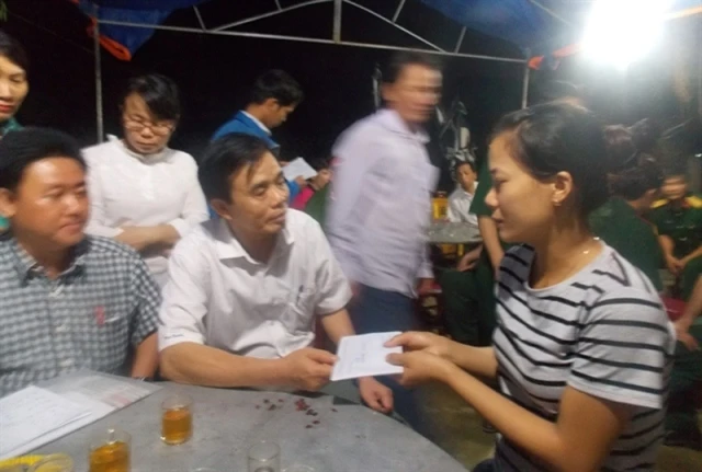 Lãnh đạo thành phố Quảng Ngãi thăm hỏi và trao tiền hỗ trợ gia đình nạn nhân.