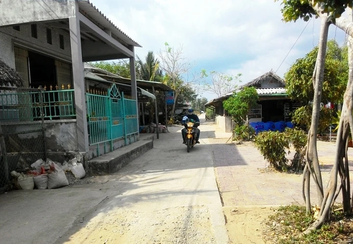 Nhà ông Vũ Văn Thông (bán cà-phê) xây trên đất bảo lưu ven sông.