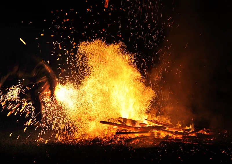 Ngày 16 tháng Giêng hằng năm, đồng bào Pà Thẻn lại tổ chức lễ hội Nhảy lửa sau khi công việc đồng áng kết thúc. Nghi thức Nhảy lửa tương tự như lễ cúng cơm mới của một số dân tộc khác.