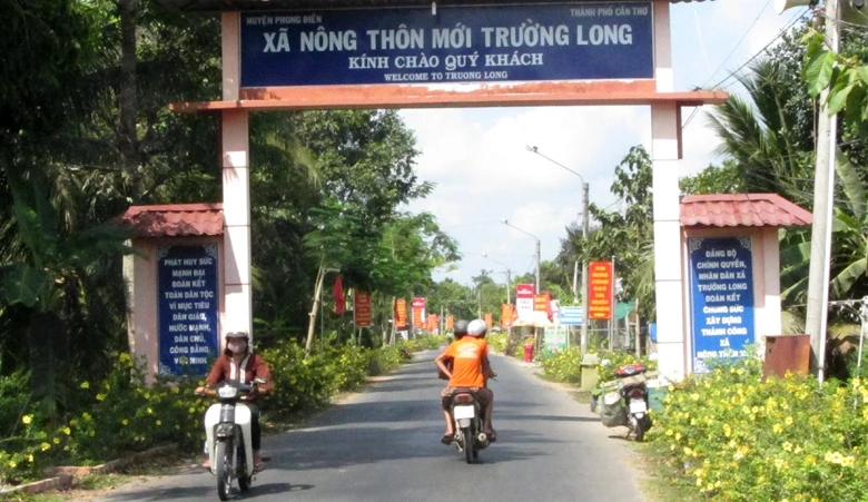 Đường về xã nông thôn mới Trường Long được trải nhựa khang trang.