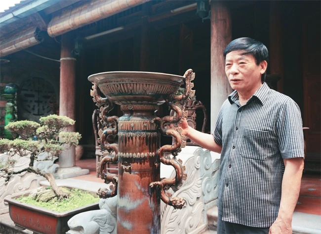 Nghệ nhân Vũ Đức Thắng giới thiệu sản phẩm gốm Bát Tràng.