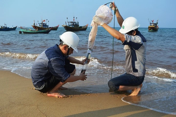 Chuyên gia của Phòng phân tích độc chất môi trường (Viện Công nghệ môi trường) lấy mẫu nước tại vùng biển có mầu đỏ ở xã Nhân Trạch, huyện Bố Trạch (Quảng Bình). 