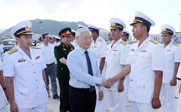 Tổng Bí thư Nguyễn Phú Trọng với cán bộ, chỉ huy Lữ đoàn 189 tàu ngầm và cán bộ, chỉ huy Tàu ngầm Hải Phòng. Ảnh: TRÍ DŨNG (TTXVN)