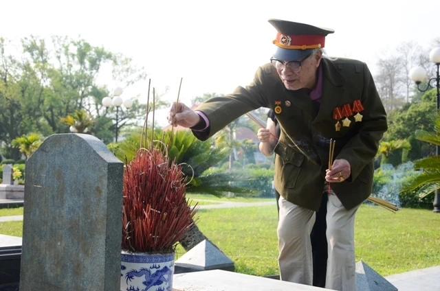 Cựu chiến binh Bùi Văn Đáp thắp hương tưởng nhớ đồng đội tại nghĩa trang liệt sĩ A1.