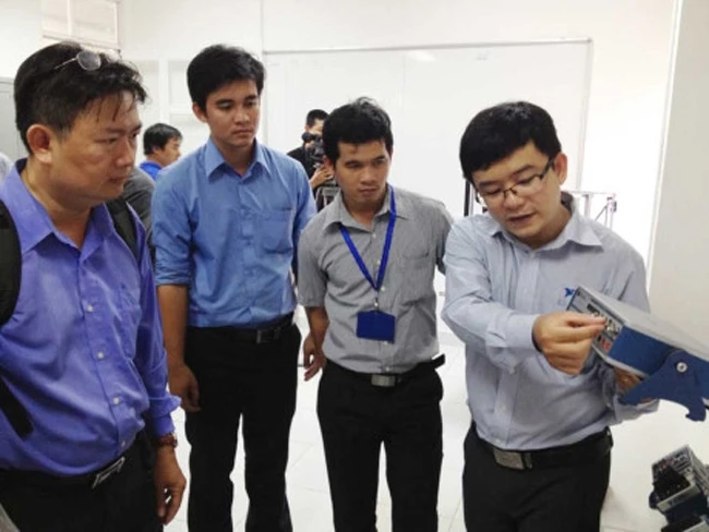 Giới thiệu thiết bị công nghệ cao tại Phòng Innovation Lab của Vườn ươm Doanh nghiệp công nghệ cao (Khu công nghệ cao TP Hồ Chí Minh). Ảnh: LÊ THANH