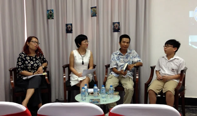Phó Tổng giám đốc Alphabook Đào Quế Anh, MC Thảo Vân, nhà văn Đặng Thiều Quang và độc giả Phạm Quang Bách trong buổi giới thiệu sách.