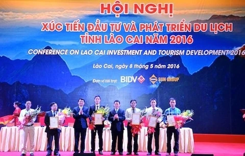 Trao giấy chứng nhận đầu tư phát triển du lịch ở tỉnh Lào Cai.