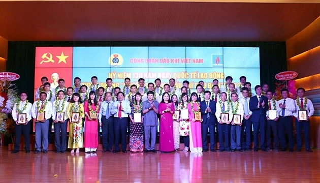 Các đại biểu, tập thể và cá nhân tiêu biểu tại buổi lễ.