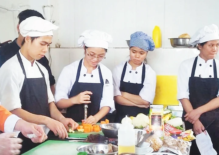 Học viên Trung tâm dạy nghề KOTO trong giờ học nấu ăn.