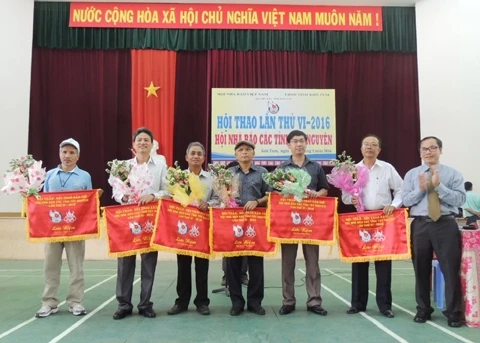 Ban Tổ chức trao cờ lưu niệm cho các đơn vị tham gia.