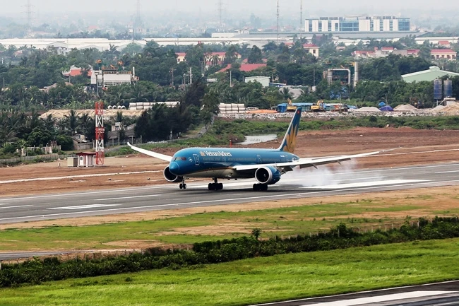 Máy bay Boeing 787 Dreamliner hạ cánh thành công xuống Sân bay quốc tế Cát Bi (Hải Phòng).