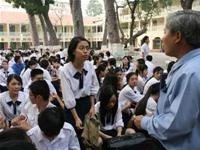 Đại diện Trường đại học Kinh tế TP Hồ Chí Minh đang tư vấn tuyển sinh đại học năm 2007.