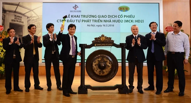 Ông Ngô Văn Thanh, Chủ tịch HĐQT CTCP Đầu tư Phát triển Nhà HUD2 đánh cồng khai trương phiên giao dịch đầu tiên của cổ phiếu HD2.