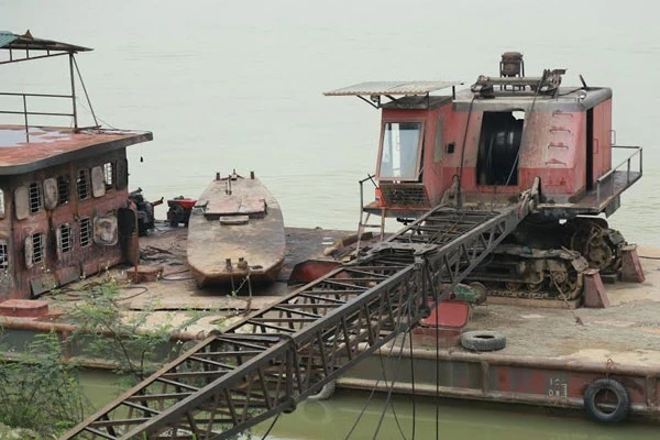 Một tàu khai thác cát sỏi trái phép trên sông Lô đã bị người dân xã Vĩnh Phú, huyện Phù Ninh, tỉnh Phú Thọ đốt cháy.