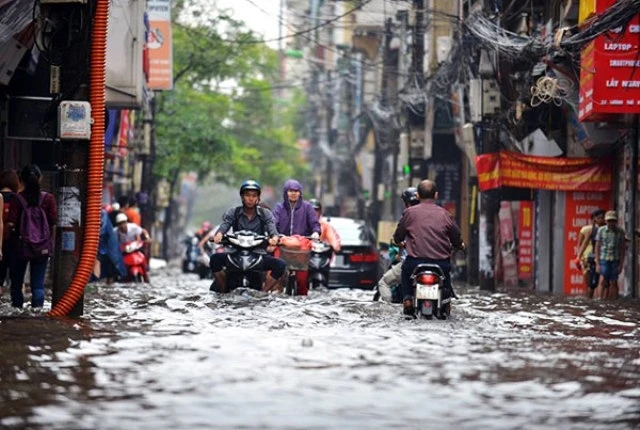 Đường phố Hà Nội ngập sâu sau trận mưa lớn.