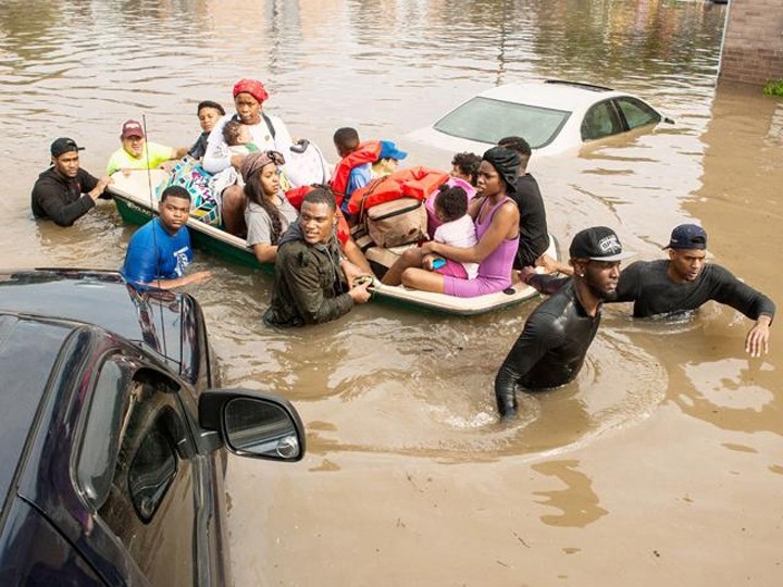 Mưa lớn gây ngập lụt tại nhiều nơi ở bang Tếch-dớt, Mỹ. 