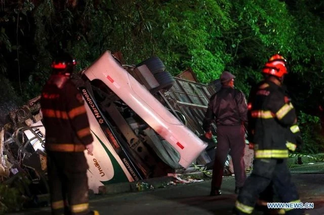 Các nhân viên cứu hộ đang làm nhiệm vụ tại hiện trường vụ tai nạn ở bang Sao Paulo, Brazil, ngày 9-6. (Ảnh: Tân Hoa xã)