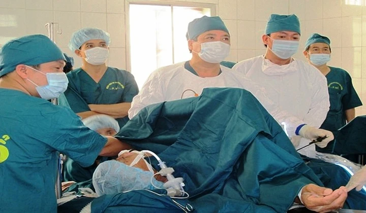 Phẫu thuật cứu bệnh nhân vỡ phình động mạch tại Bệnh viện đa khoa Hà Tĩnh. 